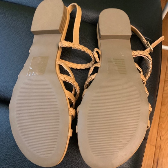 Super cute Sandals for your winter vacation - Picture 3 of 4